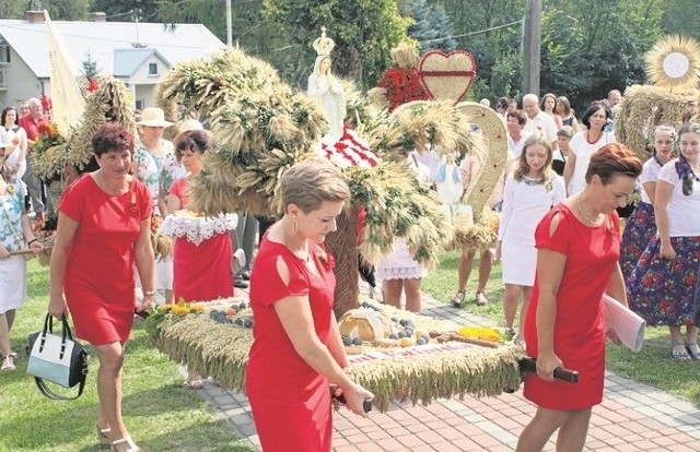 Trzynaście przepięknych wieńców dożynkowych przygotowali mieszkańcy gminy Radomyśl nad Sanem