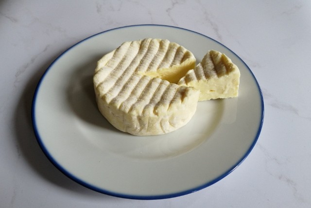Ser camembert to wyjątkowy produkt wywodzący się z kuchni francuskiej. Zobacz w galerii zdjęcia.