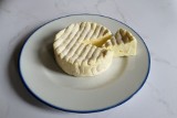 Dzień Sera Camembert. Z czym jeść i jak podawać francuski przysmak