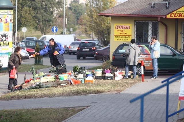 W wyniku kontroli prowadzonej przez Straż Miejską nielegalne targowisko przy ulicy Zbrowskiego w Radomiu robi się coraz mniejsze.