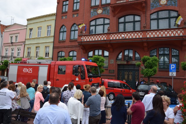 Burmistrz o godz. 9 odebrał swój telefon komórkowy. Nerwowy głos poinformował go, że na terenie ratusza podłożona jest bomba, która wybuchnie w ciągu dwóch godzin.  W tym samym czasie w windzie z nieznanej przyczyny wybuchł pożar. Ogłoszony został alarm. Pracownicy, którzy nie zostali wcześniej poinformowani o ćwiczeniach, w ciągu 4 minut opuścili budynek i zebrali się w wyznaczonym miejscu. Policjanci atrapę bomby znaleźli na 4 piętrze. Aresztowano sprawcę. Były to na szczęście tylko ćwiczenia.Pogoda na dzień (20.06.2017) | KUJAWSKO-POMORSKIEŹródło: TVN Meteo Active/x-news