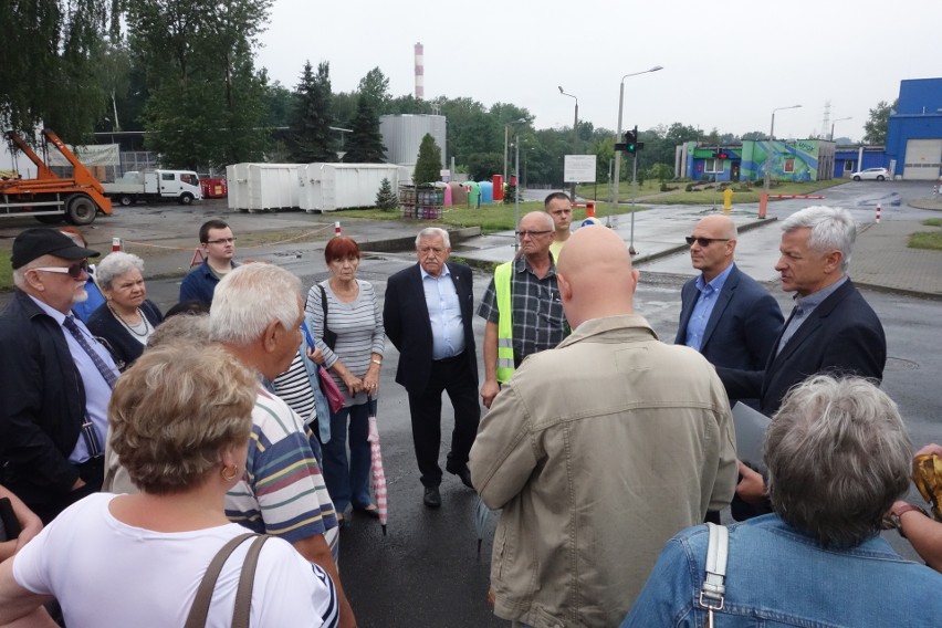 Spotkanie mieszkańców przed siedzibą MPGK Katowice przy ul....