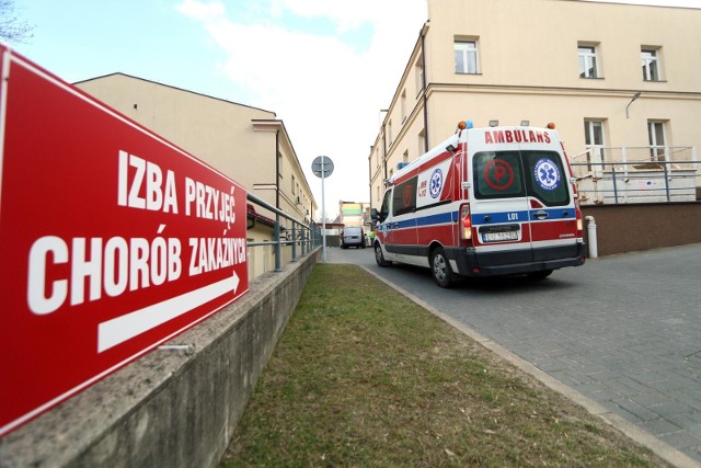 19.03.2020 lublin transport pacjenta z podejrzeniem koronawirusa do szpitala spsk1koronawirus spsk1 szpital ochrona dezynfekcja karetka oddzial zakazny maseczka pacjent fot. lukasz kaczanowski/polska press