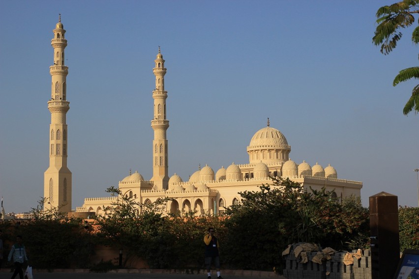Ten imponujący meczet jest ważnym miejscem kultu religijnego...