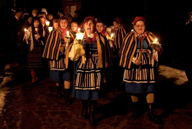 Z kościoła w radomskim Skansenie procesja z gromnicami przeszła do pobliskiej zabytkowej chaty z Alojzowa. 
