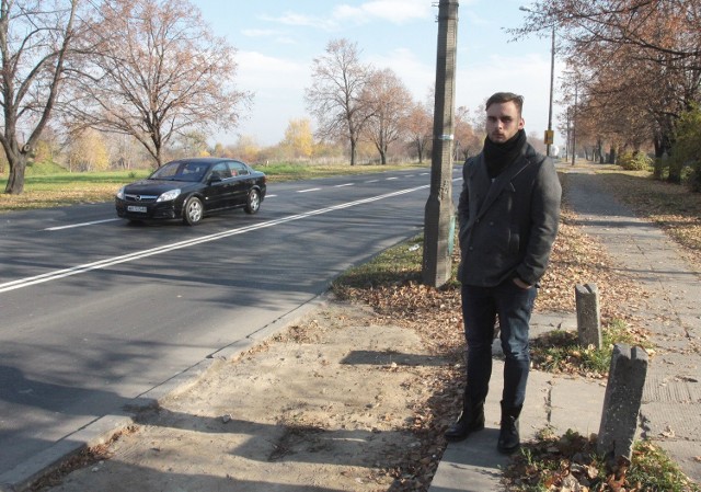 - Przejście dla pieszych jest bardzo potrzebne w tym miejscu. Nie rozumiem czemu je zlikwidowano, skoro korzystali z niego mieszkańcy kilku bloków. I tak ludzie tędy przechodzą - mówi pan Hubert.