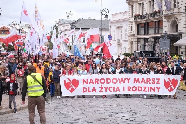 W niedzielę 18 września o godz. 11:00 z Placu Zamkowego w Warszawie wyruszył Narodowy Marsz dla Życia i Rodziny