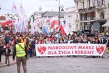 Narodowy Marsz dla Życia i Rodziny. Tłumy na Placu Zamkowym w Warszawie. "Maszerujemy w obronie tradycyjnych wartości"