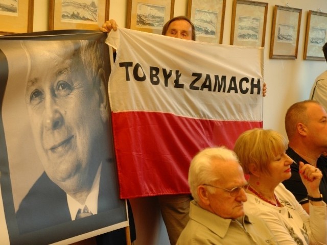 Mieczysław Herbrych biało-czerwoną flagę z napisem: To był zamach trzymał przez cały czas ponadgodzinnego spotkania z czołowymi politykami PiS