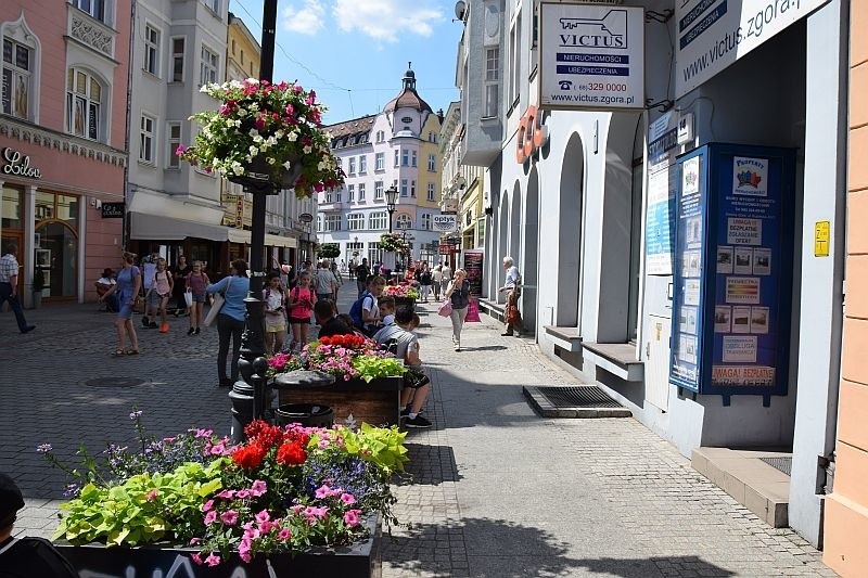 Kwiaty są piękne, ale musimy o nie dbać, podlewać,...