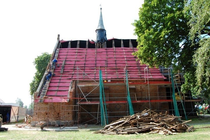 Remont dachu kościoła w Orlowie