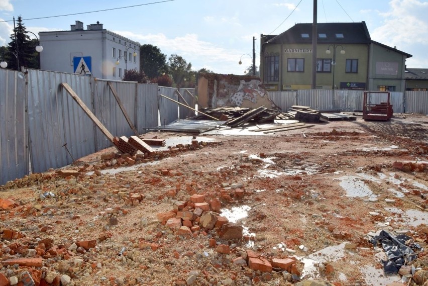 Zakończyła się rozbiórka starej kamienicy na rogu ulic Partyzantów i Przypkowskiego w Jędrzejowie. Ma tu stanąć nowa galeria handlowa