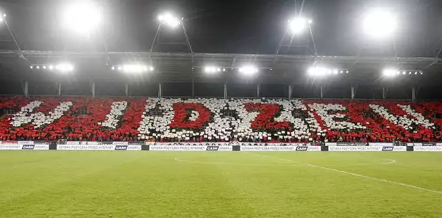 Od momentu reaktywacji Widzewa w 2015 roku, drużynę prowadziło już 12 trenerów. Który z nich pracował najdłużej i zarabiał najwięcej?CZYTAJ DALEJ NA KOLEJNYCH SLAJDACH