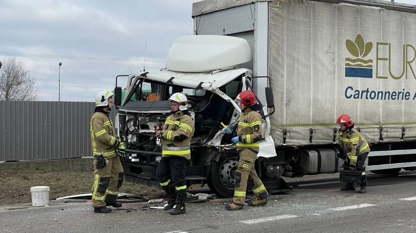 Stara Łomża przy Szosie. Wypadek dwóch ciężarówek na DK 63. Utrudnienia w ruchu [ZDJĘCIA]