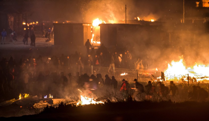 Francja: Zamieszki i pożar w obozie dla uchodźców w Grande-Synthe [ZDJĘCIA] [VIDEO]