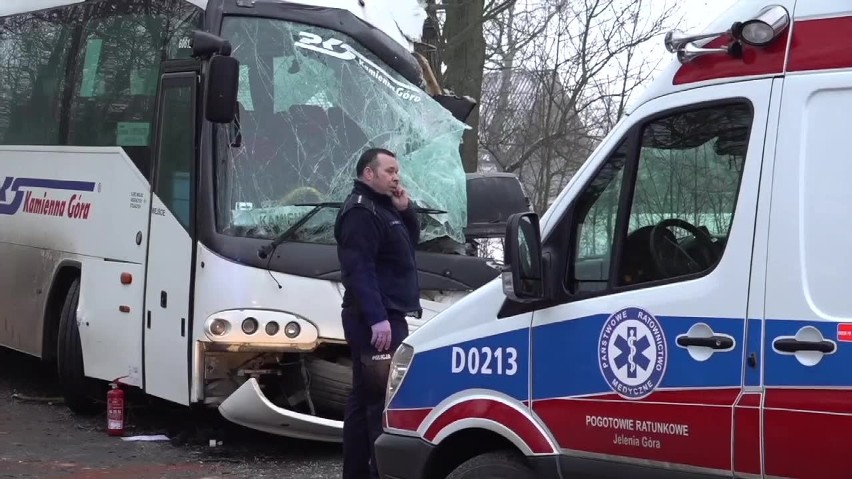 Autobus wiozący dzieci uderzył w drzewo. 10 osób w szpitalu