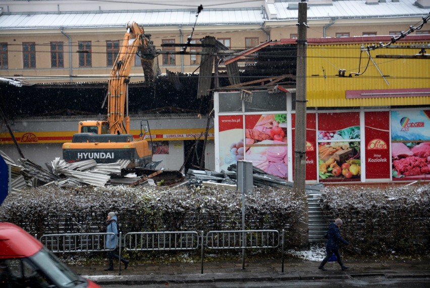 Trwa rozbiórka popularnego sklepu spożywczego „Koziołek” przy ul. Lipowej (ZDJĘCIA, WIDEO)