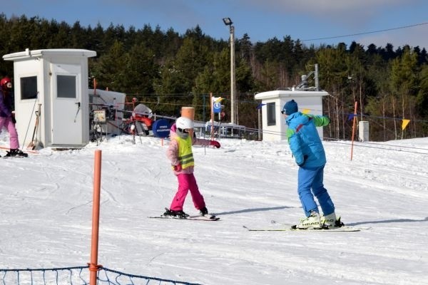 Wielu ludzi na stoku w Niestachowie. Amatorzy narciarstwa korzystają z pięknej zimowej pogody. Zobacz zdjęcia i film