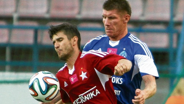 Semir Stilić (z lewej) został wybrany przez kibiców najlepszym piłkarzem ekstraklasy w rundzie jesiennej. W głosowaniu na stronie internetowej Canal+ wzięło udział ponad 11 tysięcy kibiców. Bośniak otrzymał 24,7 proc. głosów. Drugi był bramkarz Jagiellonii Białystok Bartłomiej Drągowski (16,2 proc.).