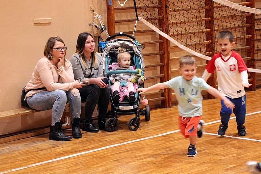 Mikołajki w szkółce piłkarskiej eSKa Skarżysko-Kamienna. W roli pomocników św. Mikołaja wystąpiły trzecioligowe piłkarki