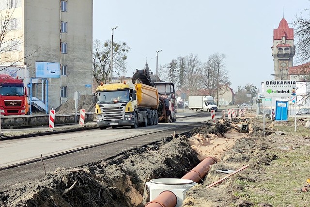 Remont ul. Opolskiej w Krapkowicach zakończyć się ma w lipcu tego roku. Teraz droga jest zamknięta. Wytyczono objazdy.