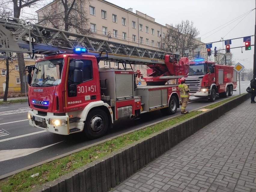 Pożar w galerii handlowej w Lublinie. Na miejscu pracowało pięć zastępów straży pożarnej