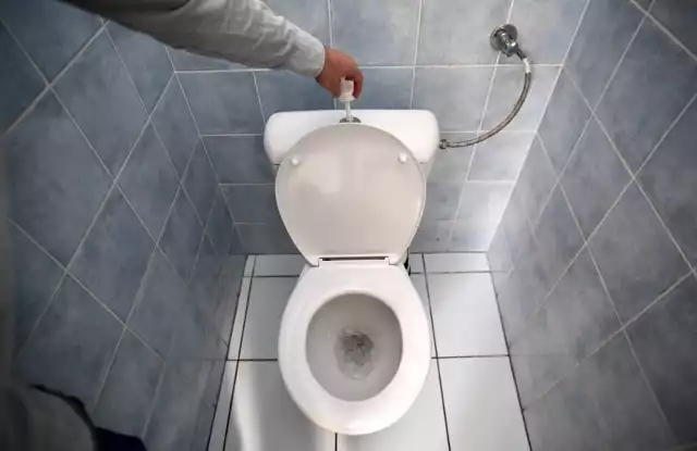 Ukryta kamera w toalecie. Szef firmy podglądał pracowników? | Express  Ilustrowany