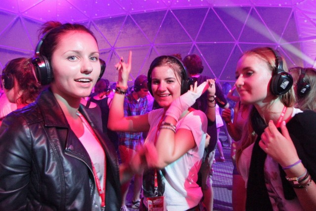 Alternatywna do koncertów zabawa na Coke Live Music Festival: taniec ze słuchawkami na uszach na Silent Disco!