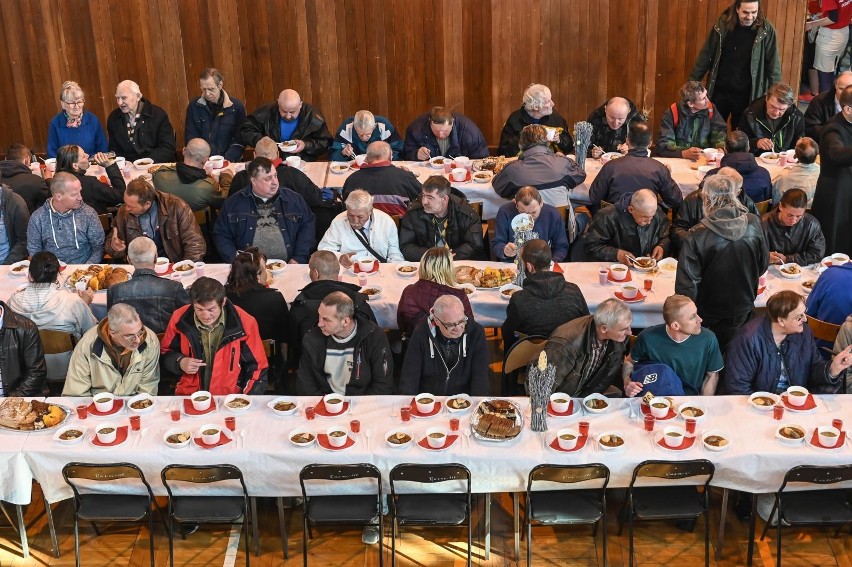 Śniadanie dla potrzebujących w sopockim Caritas, 20.04.2019...