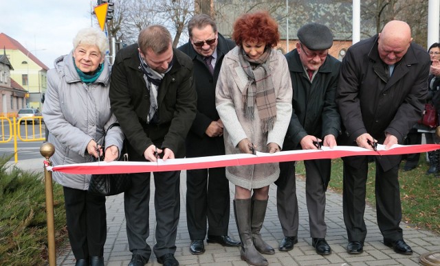 Symboliczną wstęgę przecięli m.in. wicewojewoda Jan Świrepo, starosta Grzegorz Gabryelski, burmistrz Remigiusz Lorenz, przewodnicząca rady miejskiej Maria Kijak i współwłaścicielka spółki Brubet Małgorzata Winnicka, której firma wyremontowała drogę.