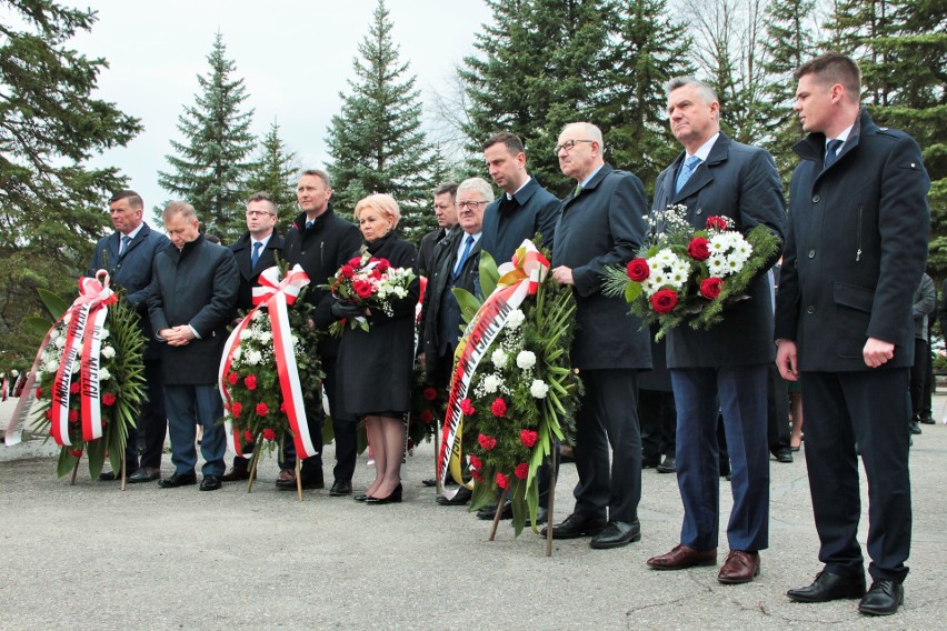 Władysław Kosiniak-Kamysz w Mielcu odwiedził grób Leszka Deptuły: nic nie znaczą nasze kwiaty i pomniki, jeżeli nie ma naszego działania