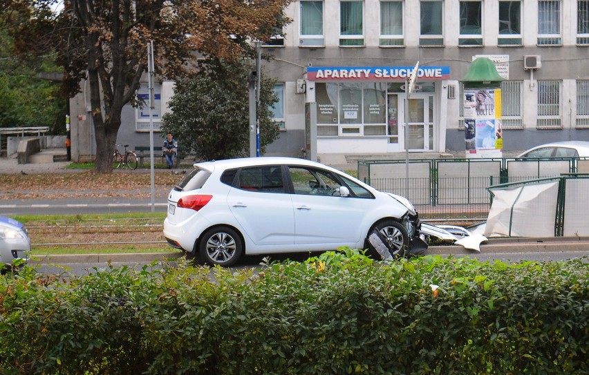 Kraków. Samochód wjechał w przystanek