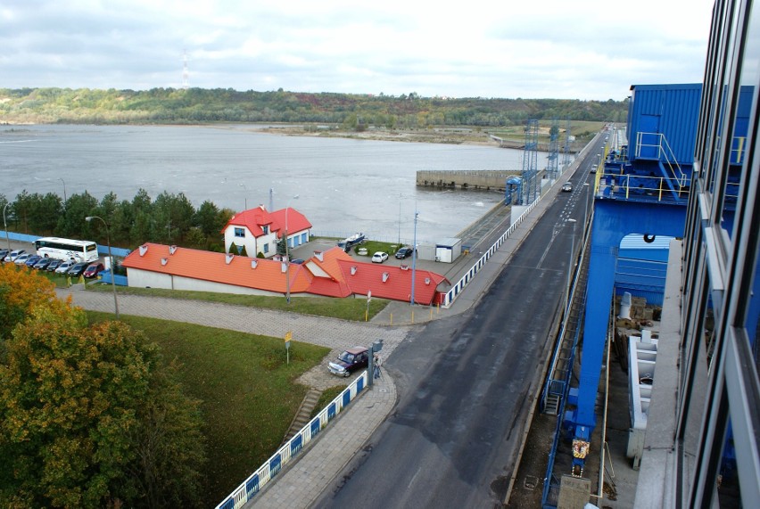 Obiekt mostowy na zaporze we Włocławku ma długość 453,8 m....