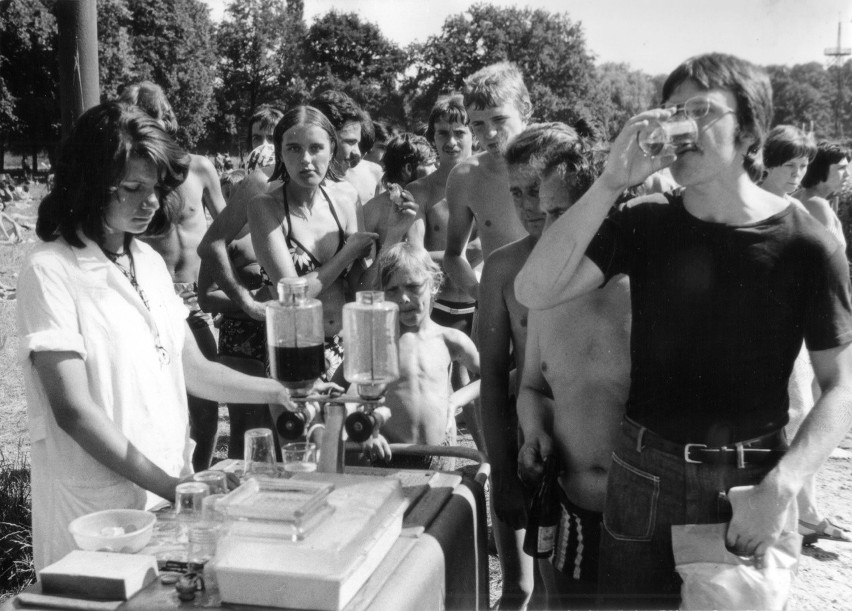 Rok 1976 - kolejka do saturatora na Stadionie Olimpijskim