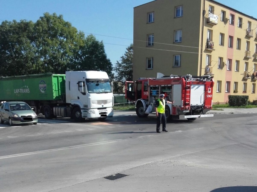 Dwie osoby potrącone przez tira na skrzyżowaniu we Włoszczowie
