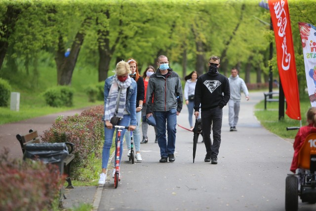 Niedzielny spacer na Stawikach w Sosnowcu, 24 maja 2020.Zobacz kolejne zdjęcia. Przesuwaj zdjęcia w prawo - naciśnij strzałkę lub przycisk NASTĘPNE