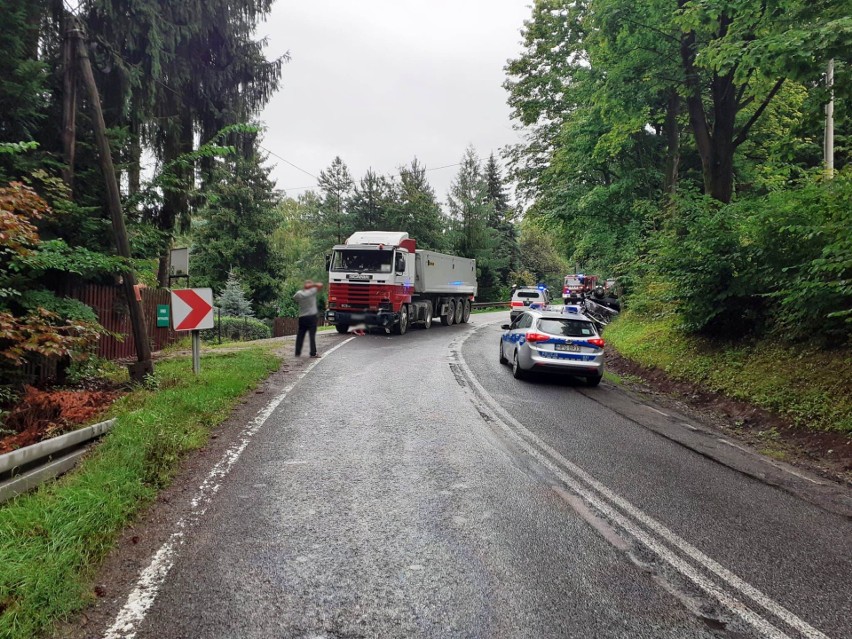 Lipie wypadek. Po zderzeniu z ciężarówką auto wylądowało na dachu [ZDJĘCIA]