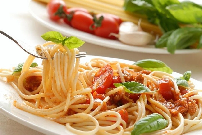 Spaghetti z warzywami i sosem pomidorowym...