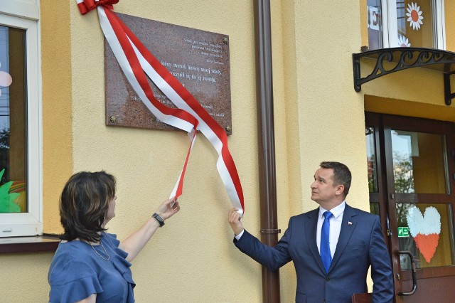 Odsłonięcie tablicy pamiątkowej na szkolnym budynku