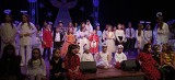 „Bajkowe Jasełka” w wykonaniu uczniów Szkoły Podstawowej numer 2 w Jędrzejowie. Na scenie Centrum Kultury zapanowała świąteczna atmosfera
