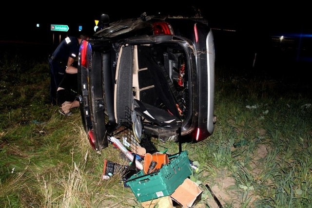 BMW przeleciało nad rondem, po czym uderzyło w latarnię.