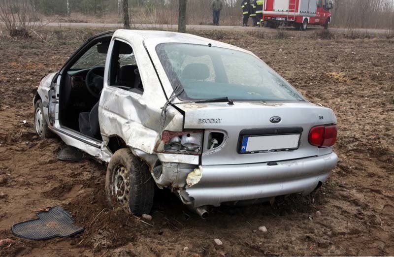 Droga Suchowolce - Saki: Wypadek. Podczas dachowania pasażer wypadł z auta (zdjęcia)