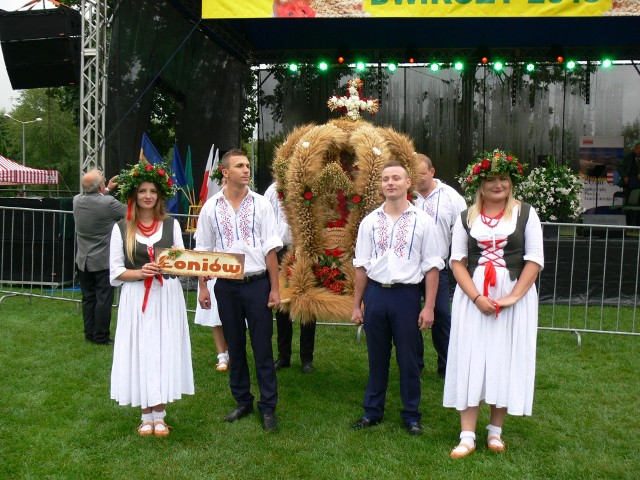 Przed sceną sołectwa zaprezentowały swoje wieńce