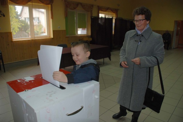 Topólka - mały Adaś z Bielk głosuje ze swoją babcią.
