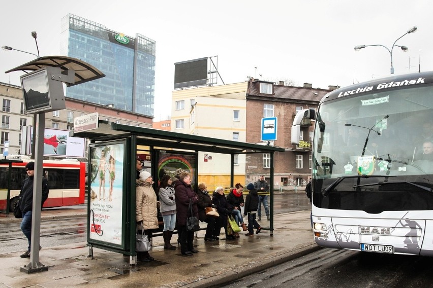 Autokar Lechii rozwoził ludzi po Gdańsku [ZDJĘCIA]