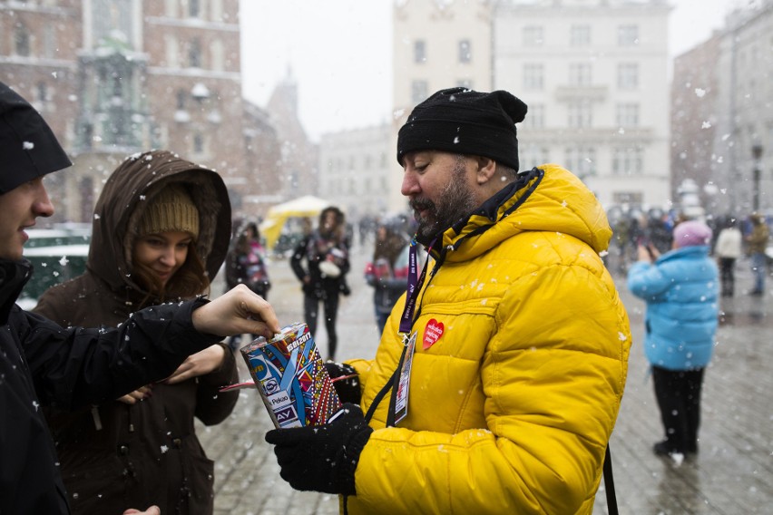 WOŚP w Krakowie. Zobaczcie jak kwestują wolontariusze