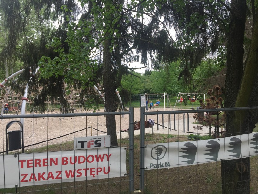 Nowy plac zabaw w Parku Grabiszyńskim ogrodzony. Dzieci bawią się na placu budowy (ZDJĘCIA)