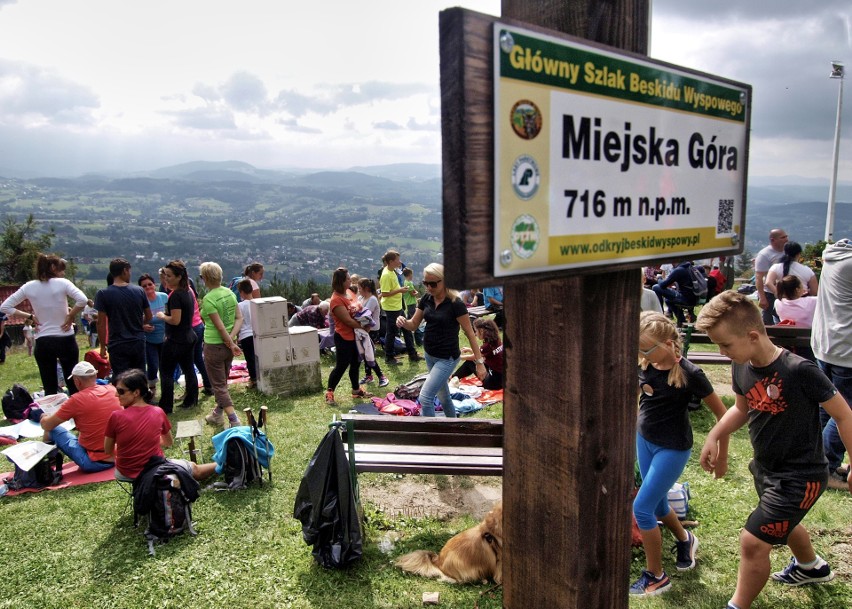 Odkryj Beskid Wyspowy. 53 złote rysie na Miejskiej Górze. W niedzielę szczyt zdobyło ponad 700 turystów