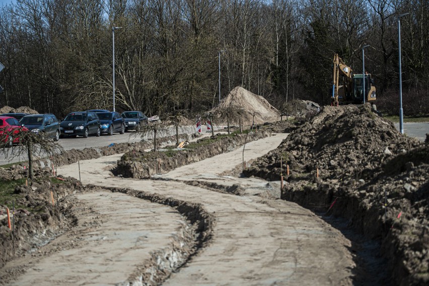 Obecnie trwa rozbiórka dotychczasowych nawierzchni,...