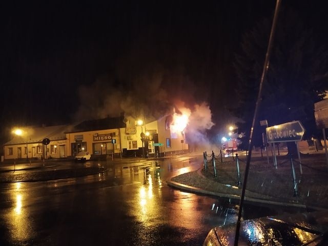 Ogromny pożar budynku mieszkalno – gospodarczego gdzie działała pizzeria na rynku w Siennie. Było zagrożenie wybuchu gazu. Zobaczcie zdjęcia